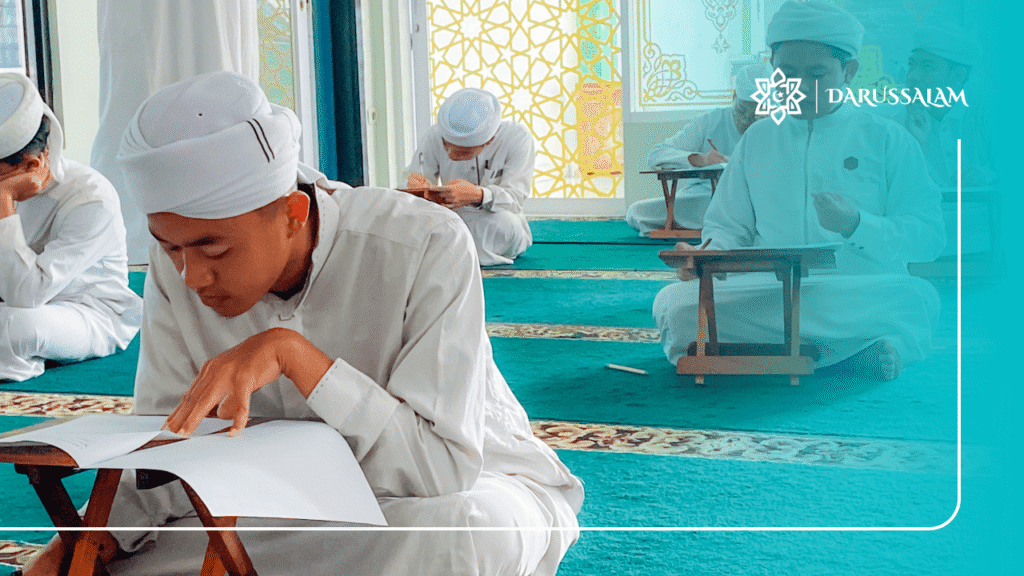 Santri Pondok Pesantren Darussalam Bandung mengikuti Imtihan Akhir Semester Ganjil 2025