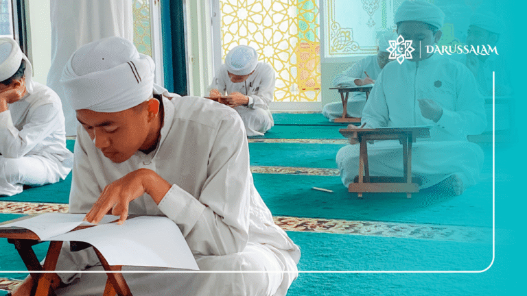 Santri Pondok Pesantren Darussalam Bandung mengikuti Imtihan Akhir Semester Ganjil 2025